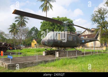 HUE, VIETNAM - 08. JANUAR 2016: UH-1 Hubschrauber im Hue City Museum. Vietnam Stockfoto