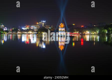 HANOI, VIETNAM - 10. JANUAR 2016: Das nächtliche Panorama des zurückgekehrten Schwertsees. Das historische Zentrum von Hanoi Stockfoto