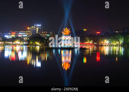 HANOI, VIETNAM - 10. JANUAR 2016: Turtle Tower am Hoan Kiem Lake. Das historische Zentrum von Hanoi Stockfoto