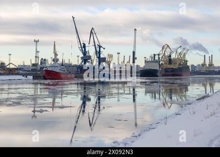ST. PETERSBURG, RUSSLAND - 17. FEBRUAR 2016: Kanonerskiy-Kanal - das Gebiet des großen Frachthafens von Sankt Petersburg an einem bewölkten Februarmorgen Stockfoto