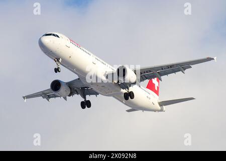 SANKT PETERSBURG, RUSSLAND - 17. FEBRUAR 2016: Flugzeuge der Swiss International Airlines Airbus A321-111 (HB-IOF) Stockfoto