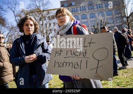 Zwei Frauen mit einem Plakat mit der Schrift Gewalt ist nicht normal nehmen eine Demonstration zum Internationalen Frauentag am Oranienplatz in Berlin am 8. März 2024 Teil. Internationaler Frauentag in Berlin *** zwei Frauen mit einem Plakat mit der Aufschrift Gewalt ist nicht normal nehmen an einer Demonstration zum Internationalen Frauentag am Oranienplatz in Berlin am 8. März 2024 Teil Stockfoto