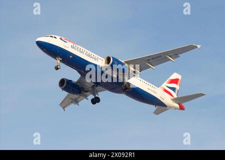 SANKT PETERSBURG, RUSSLAND - 17. FEBRUAR 2016: British Airways Airbus A320-232 (G-EUUU) vor der Landung auf dem Flughafen Pulkovo Stockfoto