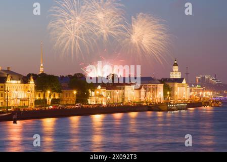 SANKT PETERSBURG, RUSSLAND - 28. MAI 2018: Feierlicher Gruß auf dem Uferdamm der Universität. Tag der Stadt in St. Petersburg Stockfoto