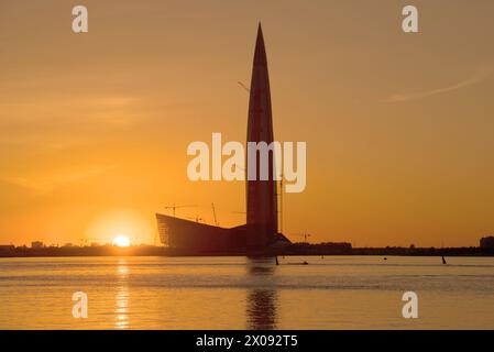 SANKT PETERSBURG, RUSSLAND - 29. MAI 2018: Modernes Hochhaus 'Lakhta Center' Nahaufnahme bei Sonnenuntergang Stockfoto