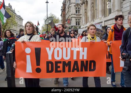 London, Großbritannien. April 2024. Demonstranten in Whitehall. Jugendarbeit, eine pro-palästinensische und klimaaktivistische Gruppe, marschierte in Zentral-London und forderte ein Waffenembargo gegen Israel, während die Kämpfe in Gaza fortgesetzt werden. Die Gruppe fordert auch, dass die britische Regierung keine Öl- und Gaslizenzen mehr ausstellt. Quelle: Vuk Valcic/Alamy Live News Stockfoto