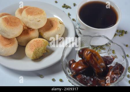 Typischer Snack aus Java, Indonesien. Bakpia gefüllt mit Nüssen, schwarzem Kaffee und Datteln Stockfoto