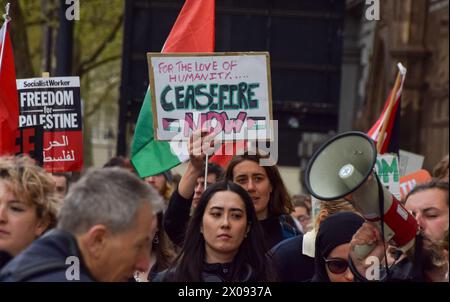 London, Großbritannien. April 2024. Demonstranten in Whitehall. Jugendarbeit, eine pro-palästinensische und klimaaktivistische Gruppe, marschierte in Zentral-London und forderte ein Waffenembargo gegen Israel, während die Kämpfe in Gaza fortgesetzt werden. Die Gruppe fordert auch, dass die britische Regierung keine Öl- und Gaslizenzen mehr ausstellt. Quelle: Vuk Valcic/Alamy Live News Stockfoto