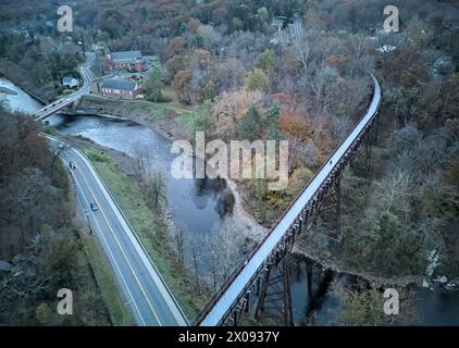 Blick auf das rosendale-Gestell, das in der Abenddämmerung über den rondout Creek führt (Sonnenuntergang, schlechte Lichtverhältnisse), alte Eisenbahnbrücke, umgebaut zu Fahrrad, Fußgängerweg (Radfahren, Radfahren) Stockfoto