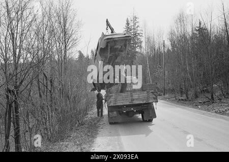 Tatsächlich 18 - 1 - 1974: Wrack am EntgleisOslo Renholdsverk nimmt Autowracks und fährt zur Deponie. Aber es gibt Abfall und Verschmutzung. Jedes Jahr wird die Natur durch Zehntausende von Autounfällen verschmutzt. Millionen gehen verloren, weil wertvolle Metalle nicht gepflegt werden. Jetzt wird jedoch eine neue Gebühr eingeführt, die bedeutet, dass Privatpersonen auch ihre Fahrzulagen abschaffen können, wenn der Kraftfahrzeugenexperte des Staates das "Todesurteil" verhängt hat. Es kostet 120 NOK zzgl. MwSt.. Dann kommen Arne Minde und Arild Lund an und nehmen das Wrack zur Deponie in Grønmo. Die Wracks sind oft Trinkgeld Stockfoto