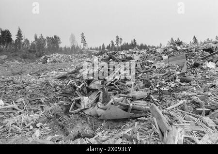 Tatsächlich 18 - 1 - 1974: Wrack am EntgleisOslo Renholdsverk nimmt Autowracks und fährt zur Deponie. Aber es gibt Abfall und Verschmutzung. Jedes Jahr wird die Natur durch Zehntausende von Autounfällen verschmutzt. Millionen gehen verloren, weil wertvolle Metalle nicht gepflegt werden. Jetzt wird jedoch eine neue Gebühr eingeführt, die bedeutet, dass Privatpersonen auch ihre Fahrzulagen abschaffen können, wenn der Kraftfahrzeugenexperte des Staates das "Todesurteil" verhängt hat. Es kostet 120 NOK zzgl. MwSt.. Dann kommen Arne Minde und Arild Lund an und nehmen das Wrack zur Deponie in Grønmo. Die Füllung mit Autounfall Stockfoto