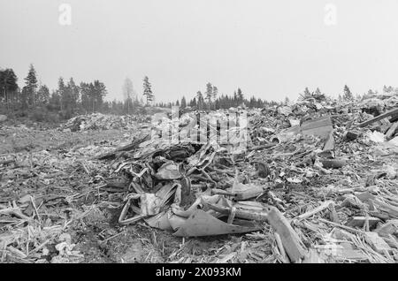 Tatsächlich 18 - 1 - 1974: Wrack am EntgleisOslo Renholdsverk nimmt Autowracks und fährt zur Deponie. Aber es gibt Abfall und Verschmutzung. Jedes Jahr wird die Natur durch Zehntausende von Autounfällen verschmutzt. Millionen gehen verloren, weil wertvolle Metalle nicht gepflegt werden. Jetzt wird jedoch eine neue Gebühr eingeführt, die bedeutet, dass Privatpersonen auch ihre Fahrzulagen abschaffen können, wenn der Kraftfahrzeugenexperte des Staates das "Todesurteil" verhängt hat. Es kostet 120 NOK zzgl. MwSt.. Dann kommen Arne Minde und Arild Lund an und nehmen das Wrack zur Deponie in Grønmo. Die Füllung mit Autounfall Stockfoto