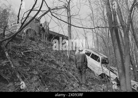 Tatsächlich 18 - 1 - 1974: Wrack am EntgleisOslo Renholdsverk nimmt Autowracks und fährt zur Deponie. Aber es gibt Abfall und Verschmutzung. Jedes Jahr wird die Natur durch Zehntausende von Autounfällen verschmutzt. Millionen gehen verloren, wenn wertvolle Metalle nicht gepflegt werden. Jetzt wird jedoch eine neue Gebühr eingeführt, die bedeutet, dass Privatpersonen auch ihre Fahrzulagen abschaffen können, wenn der Kraftfahrzeugenexperte des Staates das "Todesurteil" verhängt hat. Es kostet 120 NOK zzgl. MwSt.. Dann kommen Arne Minde und Arild Lund an und nehmen das Wrack zur Deponie in Grønmo. Die Wracks werden oft gekippt Stockfoto