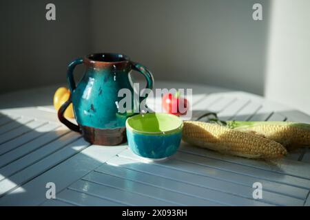 Stillleben mit Mais, Birne, Pfeffer und einem alten Keramikkkrug. Konzept für gesunde Ernährung. Hochwertige Fotos Stockfoto