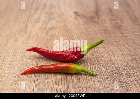 Sehr scharfer roter und grüner Chilly Paprika, Gewürzzutat, auf Holzbrett Stockfoto