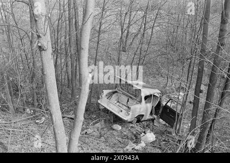 Tatsächlich 18 - 1 - 1974: Wrack am EntgleisOslo Renholdsverk nimmt Autowracks und fährt zur Deponie. Aber es gibt Abfall und Verschmutzung. Jedes Jahr wird die Natur durch Zehntausende von Autounfällen verschmutzt. Millionen gehen verloren, wenn wertvolle Metalle nicht gepflegt werden. Jetzt wird jedoch eine neue Gebühr eingeführt, die bedeutet, dass Privatpersonen auch ihre Fahrzulagen abschaffen können, wenn der Kraftfahrzeugenexperte des Staates das "Todesurteil" verhängt hat. Es kostet 120 NOK zzgl. MwSt.. Dann kommen Arne Minde und Arild Lund an und nehmen das Wrack zur Deponie in Grønmo. Die Wracks werden oft gekippt Stockfoto