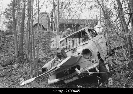 Tatsächlich 18 - 1 - 1974: Wrack am EntgleisOslo Renholdsverk nimmt Autowracks und fährt zur Deponie. Aber es gibt Abfall und Verschmutzung. Jedes Jahr wird die Natur durch Zehntausende von Autounfällen verschmutzt. Millionen gehen verloren, wenn wertvolle Metalle nicht gepflegt werden. Jetzt wird jedoch eine neue Gebühr eingeführt, die bedeutet, dass Privatpersonen auch ihre Fahrzulagen abschaffen können, wenn der Kraftfahrzeugenexperte des Staates das "Todesurteil" verhängt hat. Es kostet 120 NOK zzgl. MwSt.. Dann kommen Arne Minde und Arild Lund an und nehmen das Wrack zur Deponie in Grønmo. Die Wracks werden oft gekippt Stockfoto