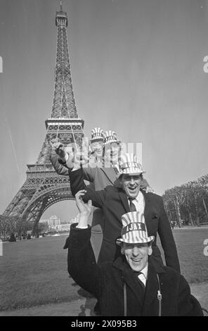 Ajax Football Supporters im Eiffelturm, Paris - 1930 Stockfoto