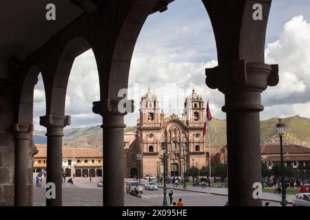 Gehen Sie vorbei an der Iglesia de la Compañía de Jesús auf der Plaza de Armas und den historischen Straßen der Stadt cusco in den peruanischen Anden, dem Herzen des Inkareichs Stockfoto