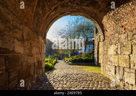 Blick aus einem kurzen Tunnel unter der Iron Bridge in Ironbridge, Shropshire, Großbritannien, das zum Weltkulturerbe gehört Stockfoto