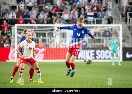 Columbus, Ohio, USA. April 2024. USWNT Mittelfeldspieler Emily Sonnett (14) während des Spiels USWNT gegen Kanada im Finale des SheBelieves Cup bei Lower.com Field in Columbus, Ohio. (Kindell Buchanan/Alamy Live News) Stockfoto