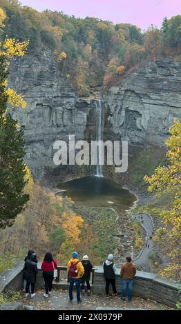 Im Taughannock Falls State Park, einem Touristenziel in der Region Finger Lakes im Bundesstaat New York, erwartet euch ein Wasserfall. Reisen, Tourismus Stockfoto