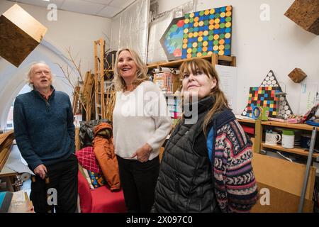 Caroline Dinenage, Vorsitzende des Ausschusses für Kultur, Medien und Sport, trifft die Künstlerin und Mitglied der Design and Artists Copyright Society (DACS), Anne Shaw und Adrian Munday in den Art Space Studios in Portsmouth, der Ausschuss veröffentlicht heute einen neuen Bericht, in dem die Einführung eines intelligenten Fonds zur Unterstützung der britischen Urheber empfohlen wird. Bilddatum: Mittwoch, 10. April 2024. Stockfoto