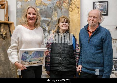 Caroline Dinenage, Vorsitzende des Ausschusses für Kultur, Medien und Sport, trifft die Künstlerin und Mitglied der Design and Artists Copyright Society (DACS), Anne Shaw und Adrian Munday in den Art Space Studios in Portsmouth, da der Ausschuss einen neuen Bericht veröffentlicht, in dem die Einführung eines intelligenten Fonds zur Unterstützung britischer Urheber empfohlen wird. Bilddatum: Mittwoch, 10. April 2024. Stockfoto