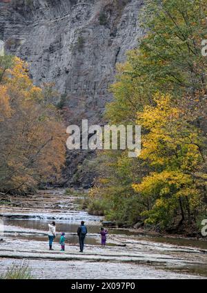 Familienspaziergang durch die Schlucht im Taughannock Falls State Park, einem Touristenziel in der Region Finger Lakes im Norden von New York. Berühmter Wasserfall in Stockfoto