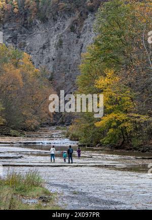 Familienspaziergang durch die Schlucht im Taughannock Falls State Park, einem Touristenziel in der Region Finger Lakes im Norden von New York. Berühmter Wasserfall in Stockfoto