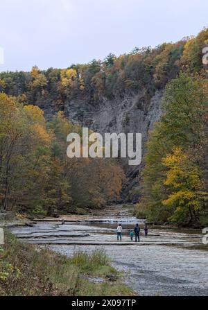 Familienspaziergang durch die Schlucht im Taughannock Falls State Park, einem Touristenziel in der Region Finger Lakes im Norden von New York. Berühmter Wasserfall in Stockfoto