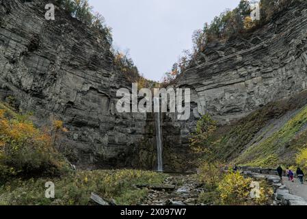 Familienspaziergang durch die Schlucht im Taughannock Falls State Park, einem Touristenziel in der Region Finger Lakes im Norden von New York. Berühmter Wasserfall in Stockfoto