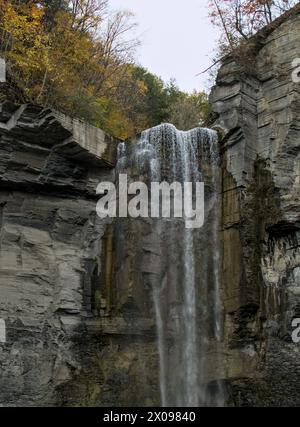 Wasserfall im Taughannock Falls State Park (riesige wunderschöne Schlucht) Finger Lakes (Ithaca, New York State) Herbstblick mit Herbstlaub (buntes Changin) Stockfoto