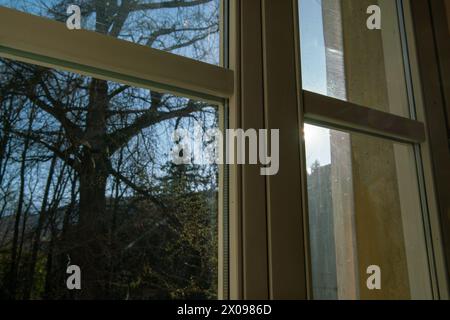 Doppelt verglaste Fenster mit Licht- und Transparenzeffekten, die Sonnenreflexionen heben die Struktur des Fensters und seine besondere wichtige Ele hervor Stockfoto