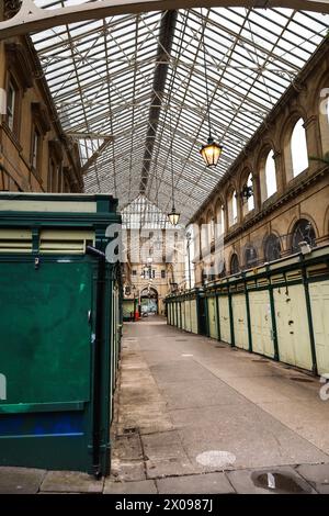 Bristol, England, 30. März 2024: Geschlossene Verkaufsstände von St. Nikolaus Markt in der Altstadt von Bristol Stockfoto