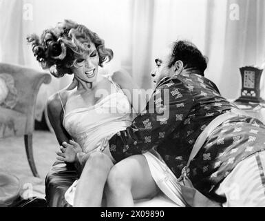 Raquel Welch, James Coco, am Set des Films „The Wild Party“, American International Pictures, 1975 Stockfoto
