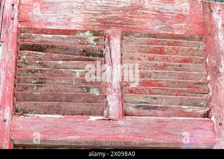 Reste von Holzfenstern oder Türen in schlechtem Zustand. Hausumbau-Müll. Abblätternde Farbe. Nahaufnahme Stockfoto