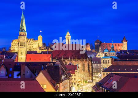 Nürnberg, Deutschland. St. Sebaldus-Kirche und Schloss Nürnberg. Franken, Bayern. Stockfoto