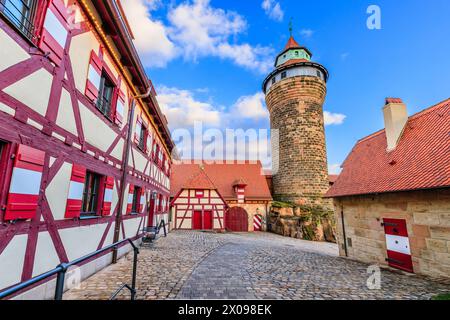 Nürnberg, Deutschland. Innenhof der Kaiserburg mit dem Sinwell-Turm. Franken, Bayern. Stockfoto