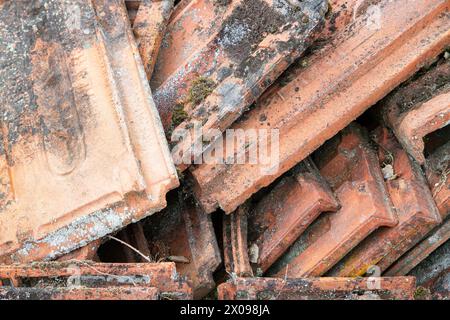 Details der alten Kacheln wurden zufällig links. Strukturierter Hintergrund. Stockfoto