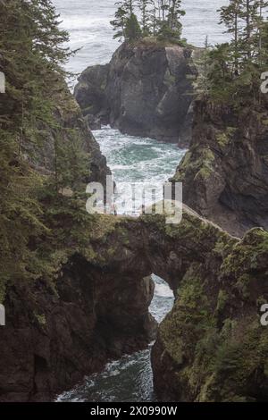 Natürliche Brücken an der südlichen OregonCoast. Teil des Samuel H Boardman Scenic Corridor. Stockfoto