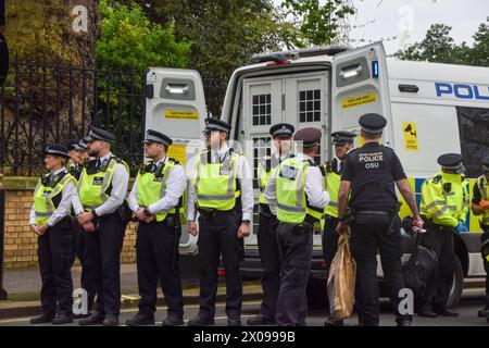 London, Großbritannien. April 2024. Die Polizei verhaftet Demonstranten während der Demonstration. Aktivistengruppen Palestine Action und Youth Demand spritzten rote Farbe über das Gebäude des Verteidigungsministeriums in Westminster. Die Gruppen fordern die britische Regierung auf, den Waffenverkauf an Israel einzustellen, während die Kämpfe in Gaza fortgesetzt werden. Quelle: SOPA Images Limited/Alamy Live News Stockfoto