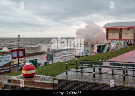 9. April 2024. Wellen brechen über die Promenade bei Hunstanton in Norfolk während einer hohen Frühlingsflut. Stockfoto