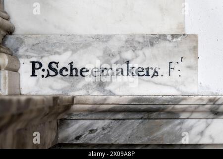 Signatur von Peter Scheemaker auf dem Marmorbildnis von Susanna Hare in der Hare Chapel der Kirche der Heiligen Dreifaltigkeit, Stow Bardolph in Norfolk. Stockfoto