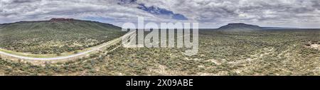 Drohnenpanorama der Landschaft rund um den Waterberg in Namibia während des Tages im Sommer Stockfoto