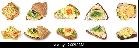 Set mit leckeren Rührei-Sandwiches auf weißem Hintergrund Stockfoto
