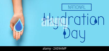 Weibliche Hand mit Papiertropfen auf hellblauem Hintergrund. Banner für den National Hydration Day Stockfoto