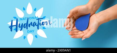 Weibliche Hände mit Papiertropfen auf hellblauem Hintergrund. Banner für den National Hydration Day Stockfoto