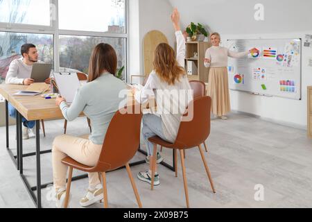 Reifer Kunstlehrer hält Vorlesungen für Schüler in der Schule Stockfoto