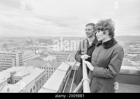 Aktuell 18 – 7 – 1974: Die norwegische und sowjetische PactKasper Holand und Diana Dmitrijewna Lazareva mussten vier Jahre warten, bis sie endlich heiraten konnten. Nach Trygve Brattelis Besuch in der Sowjetunion ging es endlich gut. Es war das erste Mal seit dem Krieg, dass sie einen sowjetischen Bürger im Osloer Gerichtsgebäude heirateten. Foto: Aage Storløkken / aktuell / NTB ***FOTO NICHT VERARBEITET*** Stockfoto